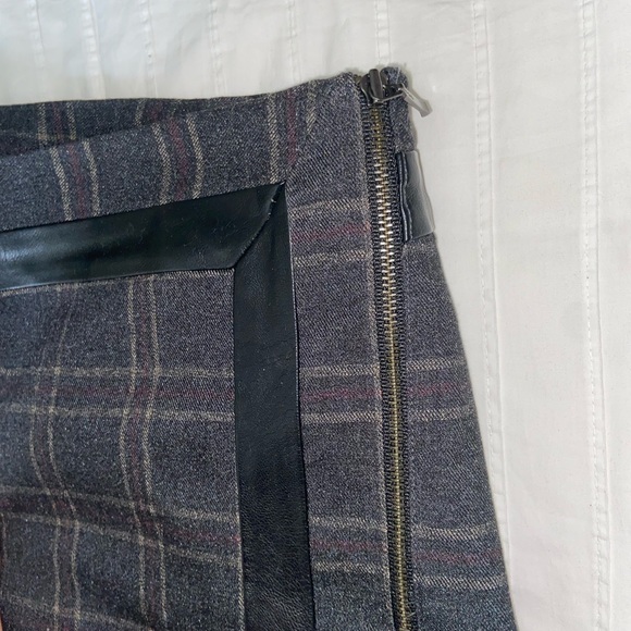 Plaid skirt with leather strip of fabric - Picture 2 of 4